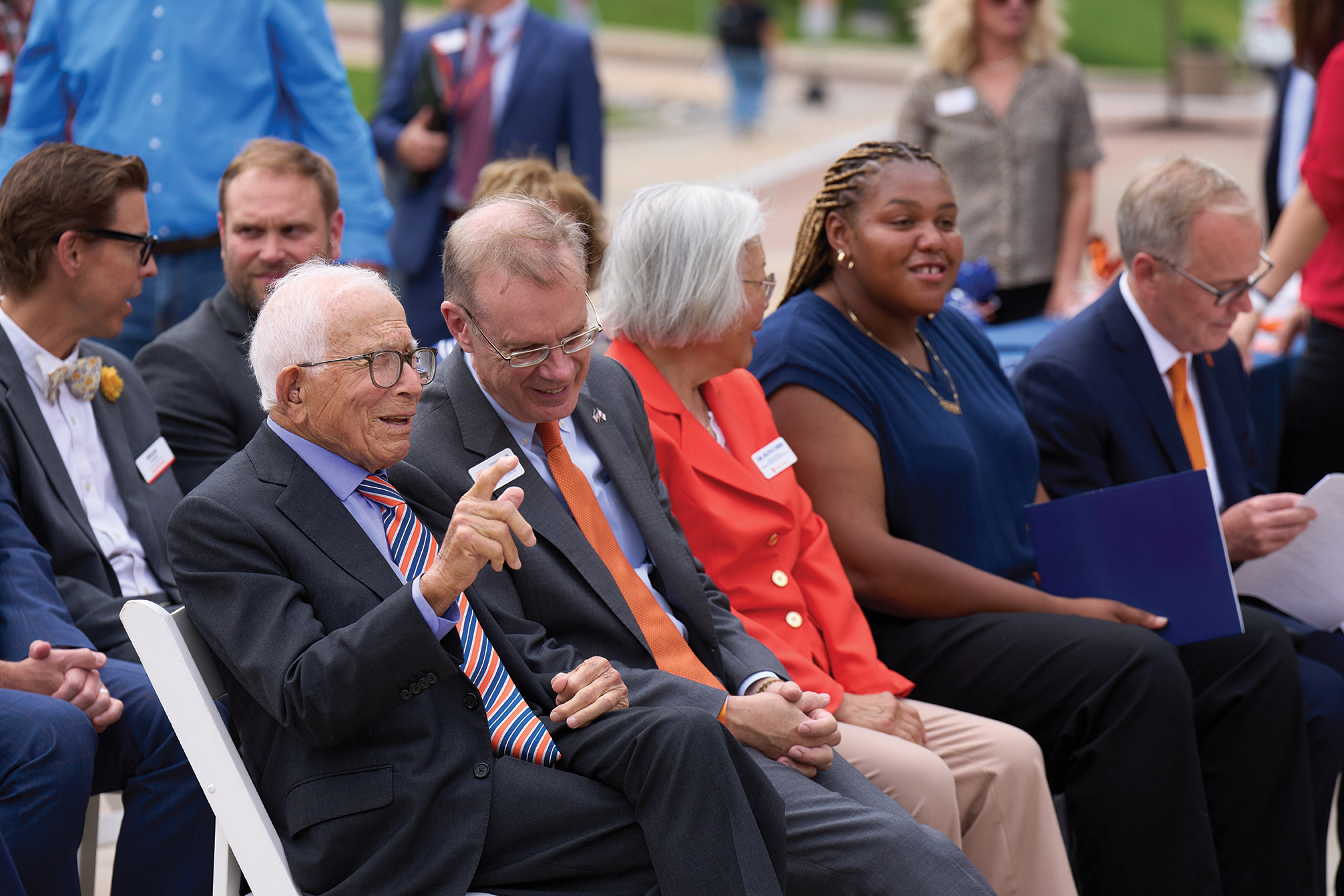 Donald Newhouse speaks with Chancellor Kent Syverud.