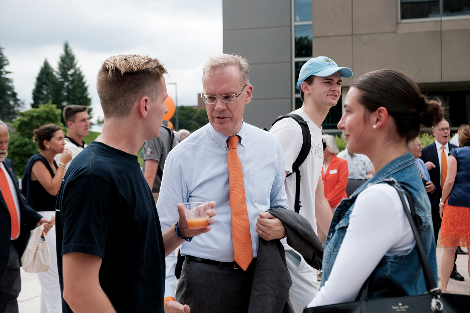 Chancellor Kent Syverud speaks with students on the plaza.