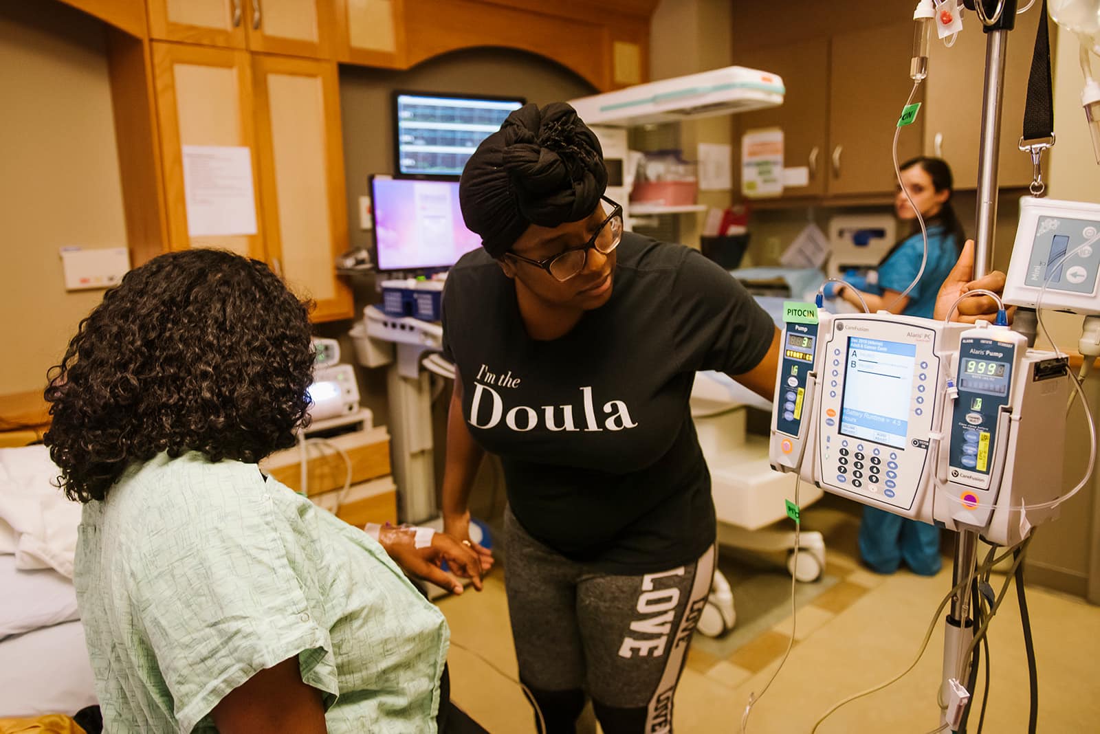 Doula SeQuoia Kemp helping a patient in the hospital. 